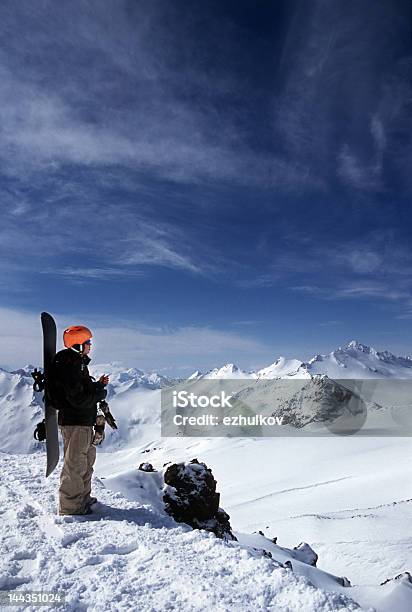 Montañas Y Joven Chica Con Snowboard Foto de stock y más banco de imágenes de Acantilado - Acantilado, Accesorio de cabeza, Aire libre