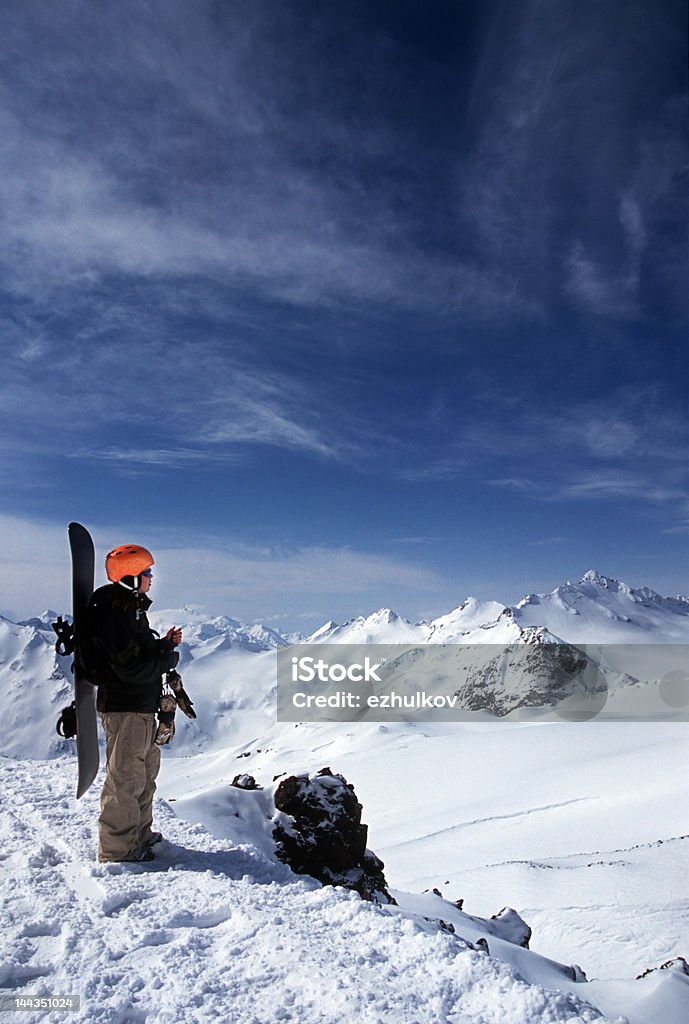 Montagne e giovane ragazza con snowboard - Foto stock royalty-free di A mezz'aria