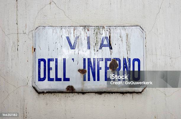 Roadsign 地獄に - イタリア文化のストックフォトや画像を多数ご用意 - イタリア文化, シミ汚れ, 人物なし