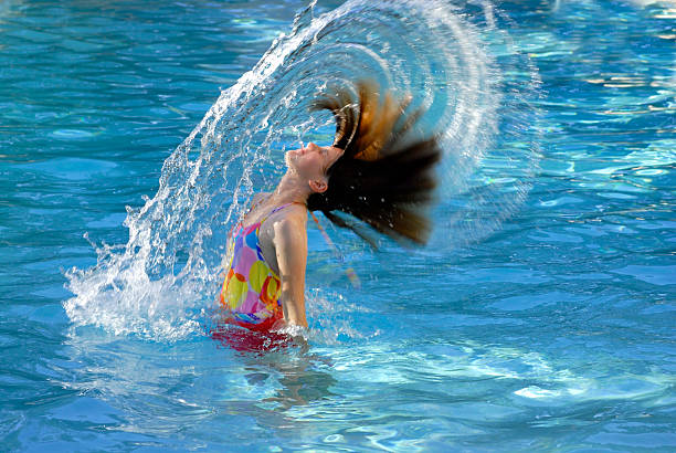 여름 수영 재미있음 - human hair swimming pool spray little girls 뉴스 사진 이미지
