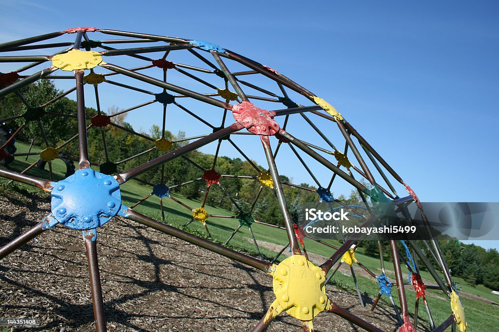 Patio de juegos de cúpula - Foto de stock de Estructura metálica para niños libre de derechos