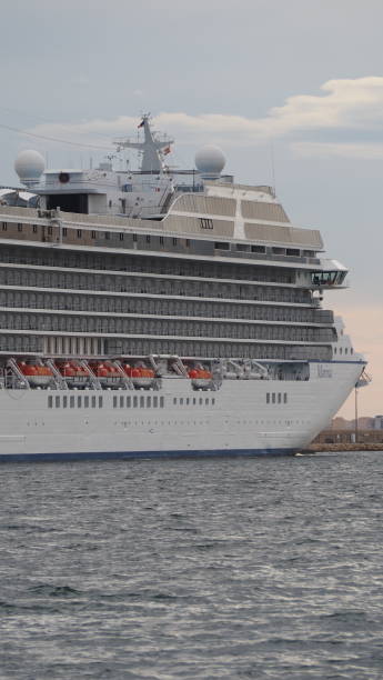 アリカンテ港のmsマリーナクルーズ船 - royal opera house ストックフォトと画像