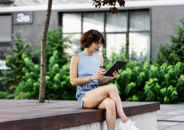 Business woman Using iPad pro with apple pencil