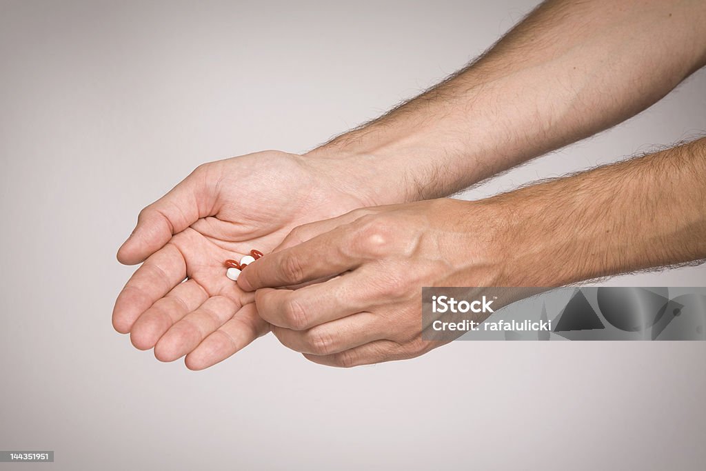 Hände mit Tabletten - Lizenzfrei Ibuprofen Stock-Foto