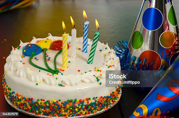 Buon Compleanno - Fotografie stock e altre immagini di Candela - Attrezzatura per illuminazione - Candela - Attrezzatura per illuminazione, Candeline di compleanno, Cappellino per le feste