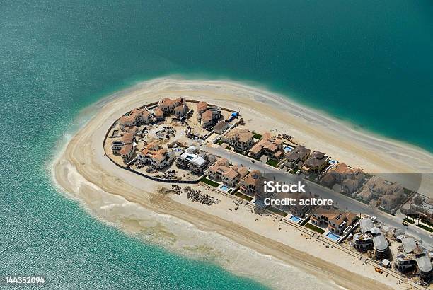 Foto de Closeup De Um Assentamento Costeira e mais fotos de stock de Dubai - Dubai, Casa de Veraneio, Vila