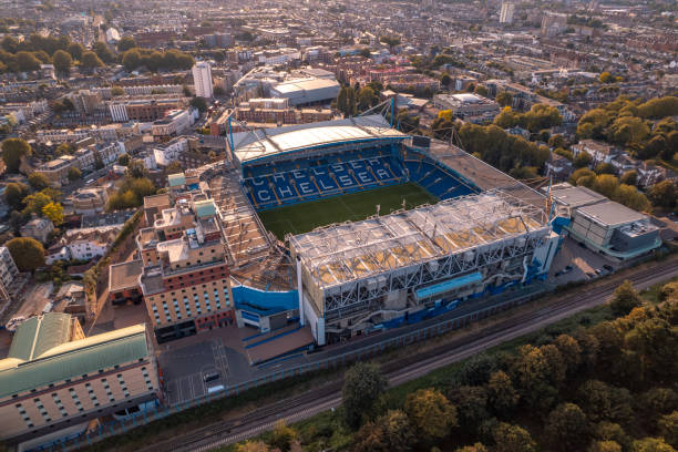 chelsea football club stadium stamford bridge at sunset - chelsea fc imagens e fotografias de stock