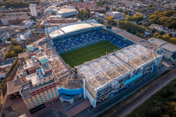 chelsea football club stadium stamford bridge at sunset - chelsea fc imagens e fotografias de stock