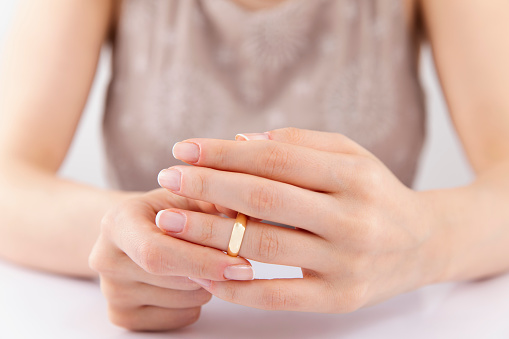 Woman is getting divorce and taking off her ring