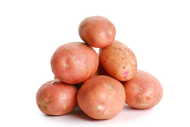 stos czerwony ziemniak - red potato raw potato isolated vegetable zdjęcia i obrazy z banku zdjęć