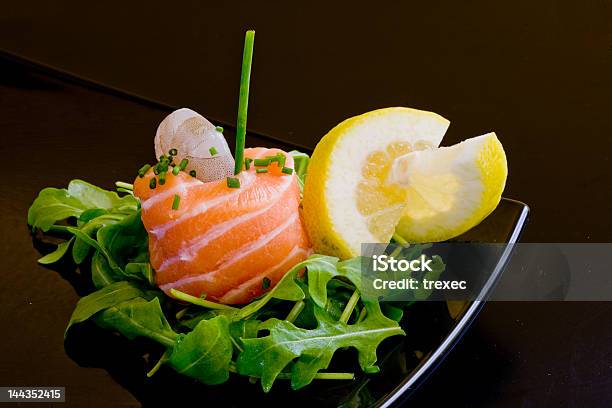 Rolo De Salmão - Fotografias de stock e mais imagens de Alface - Alface, Comida, Comida japonesa