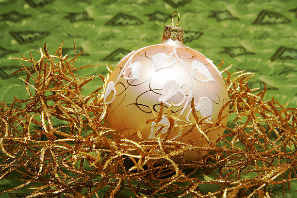 Christmas bauble con ornamenti - foto stock