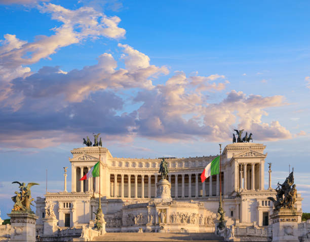 majestatyczny ołtarz ojczyzny (altare della patria) w rzymie: jest symbolem włoch w świecie, symbolem przemian, risorgimento i konstytucji. - vittorio emanuele monument zdjęcia i obrazy z banku zdjęć