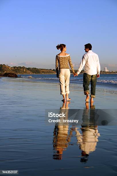 Paar Geht Am Strand Entlang Hände Halten Stockfoto und mehr Bilder von Abenddämmerung - Abenddämmerung, Barfuß, Berg