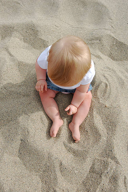 Bébé jouant dans le sable - Photo