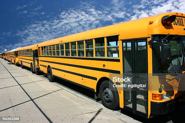Autobusy Szkolny - zdjęcia stockowe i więcej obrazów Autobus - Autobus, Budynek szkolny, Chmura