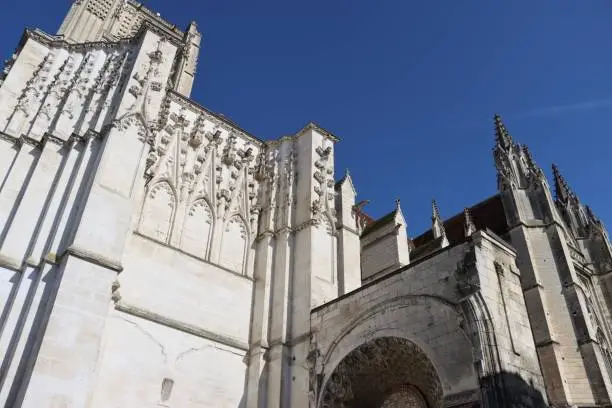 Détails architecturaux de la façade de la cathédrale Saint Étienne à Auxerre en Bourgogne dans le département de l’Yonne