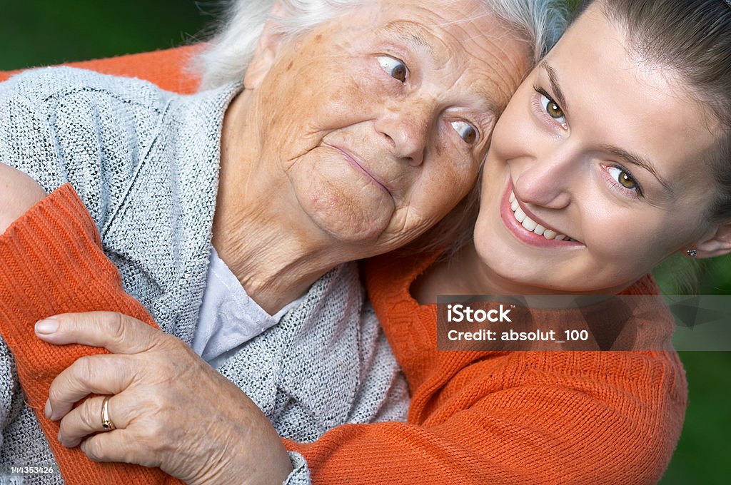 Mujer y su granddaughter - Foto de stock de 20 a 29 años libre de derechos