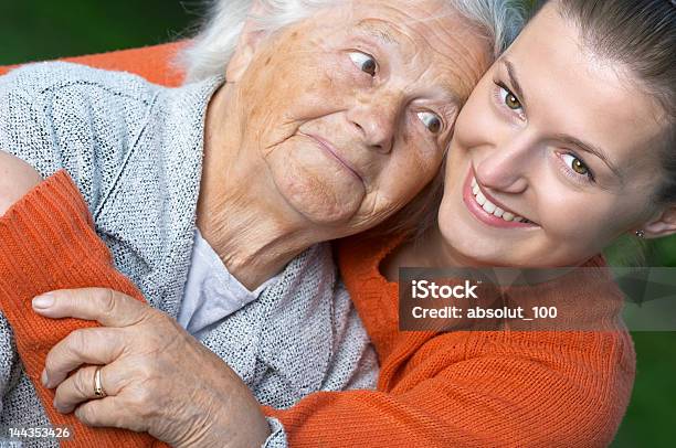 Mujer Y Su Granddaughter Foto de stock y más banco de imágenes de 20 a 29 años - 20 a 29 años, 20-24 años, 70-79 años