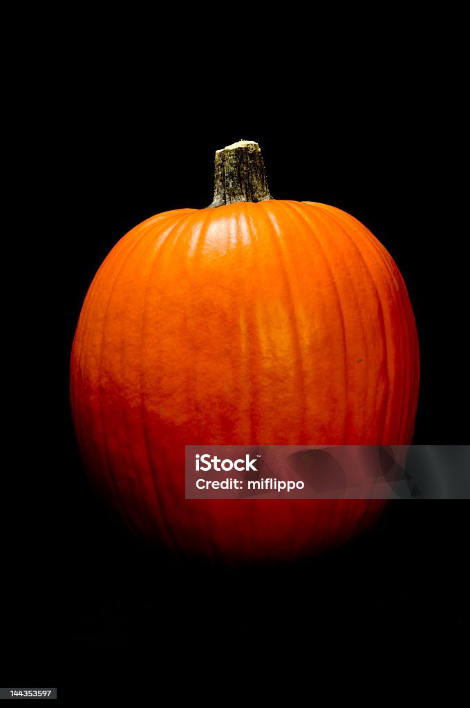 Zucca su nero - Foto stock royalty-free di Zucca