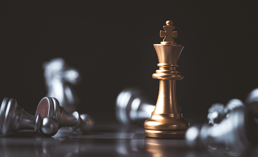 El ajedrez rey dorado se encuentra entre el ajedrez de plata caído para el ganador y la derrota después de la competencia, concepto de estrategia empresarial. photo