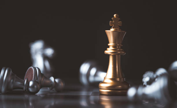 el ajedrez rey dorado se encuentra entre el ajedrez de plata caído para el ganador y la derrota después de la competencia, concepto de estrategia empresarial. - control fotografías e imágenes de stock