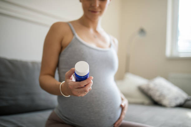 약 또는 영양 보충제를 복용하는 임산부 - 엽산 뉴스 사진 이미지