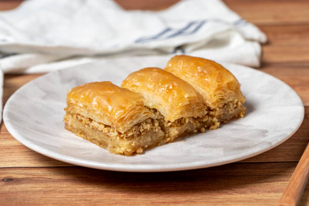 baklava de nogal sobre fondo de madera. delicias de la cocina turca. baklava turco. cerrar - baklawa fotografías e imágenes de stock