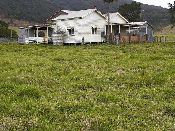 istock Abandonded Farmhouse 144354317