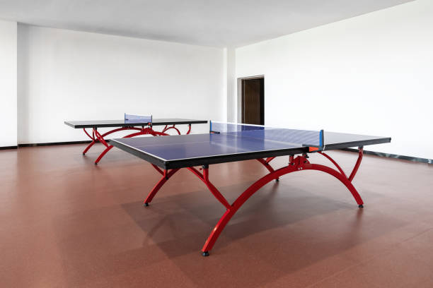 зал для занятий настольным теннисом - table tennis table стоковые фото и изображения