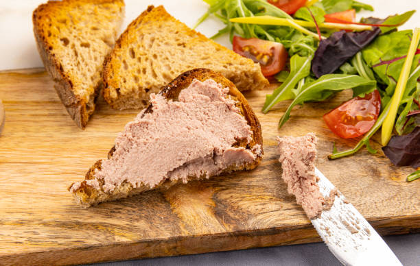 patè di fegato su pane tostato a fette - foie gras goose meat liver pate foto e immagini stock