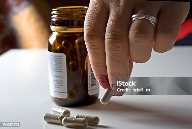 Mujer De La Mano De Una Píldora De Retiro Foto de stock y más banco de imágenes de Arriba de - Arriba de, Cubrir, Encimera de cocina