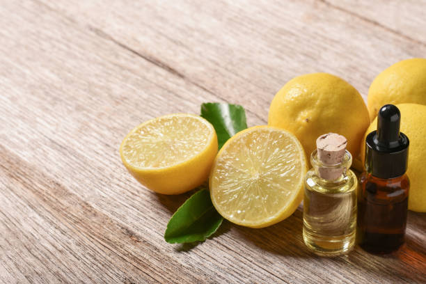 olio essenziale di limone - oli aromi e spezie foto e immagini stock