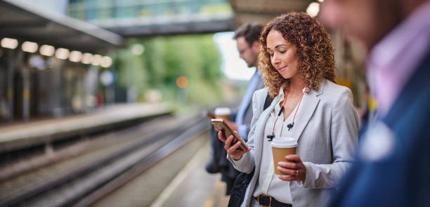 conexión por la mañana - transporte público fotografías e imágenes de stock