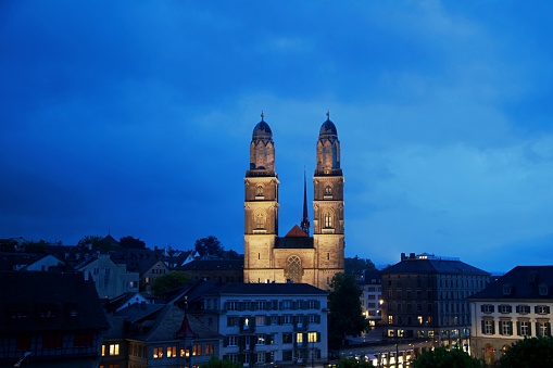 Schweizer Großstadt bei Nacht