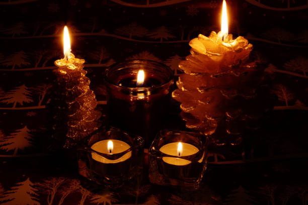 foto de las velas encendidas - christmas candle reflection red fotografías e imágenes de stock