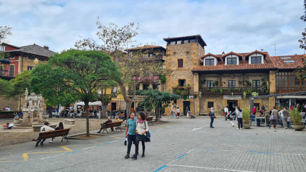 スペイン、カンタブリア州コミージャス旧市街の通りの伝統的な建物 - kiosk editorial traditional culture famous place ストックフォトと画像