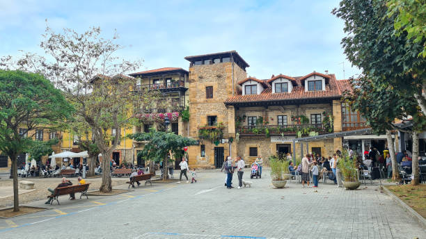 スペイン、カンタブリア州コミージャス旧市街の通りの伝統的な建物 - kiosk editorial traditional culture famous place ストックフォトと画像