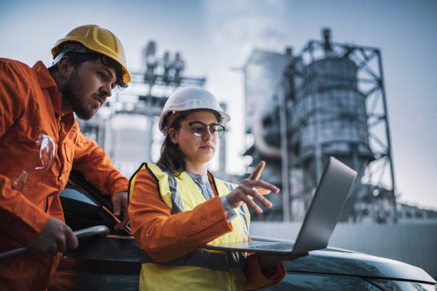 team di ingegneri che lavorano su un turno di notte. - industrial foto e immagini stock