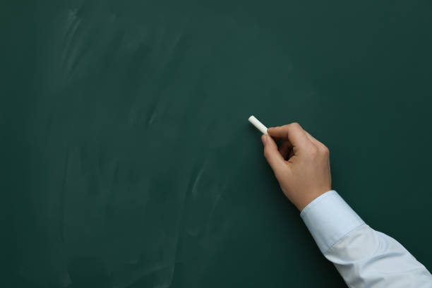 mężczyzna z białą kredą przy zielonej tablicy, zbliżenie. miejsce na tekst - blackboard blank chalk green zdjęcia i obrazy z banku zdjęć