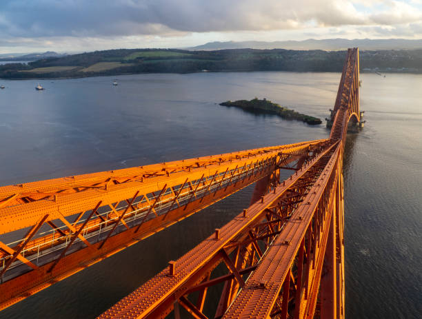 vista a través del firth of forth desde el puente ferroviario de forth - railway bridge fotografías e imágenes de stock