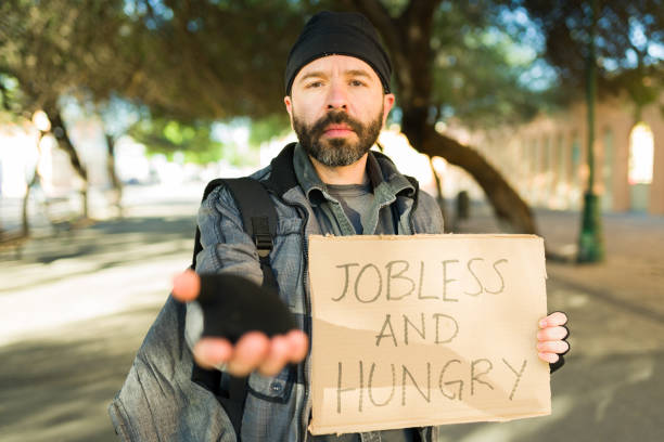 食べ物を買うためにお金を求める悲しい失業中の空腹の男 - homelessness human hand dirty unhygienic ストックフォトと画像