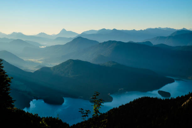 morgenstimmung am  herzogstand-gipfel - walchensee lake stock-fotos und bilder