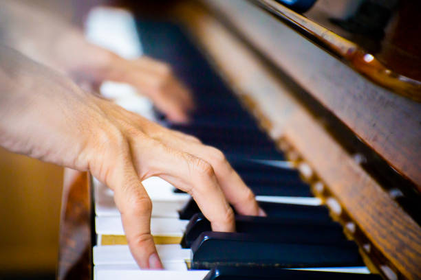 방에서 피아노를 연주하는 손을 닫습니다. - piano practice 뉴스 사진 이미지