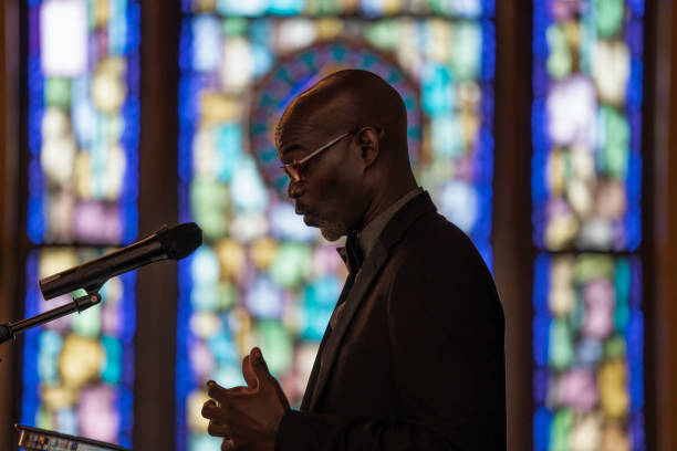 congregación negra asiste al servicio de la iglesia bautista negra - preacher fotografías e imágenes de stock