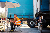 improvisiertes-picknick-auf-dem-lkw-parkplatz.jpg?b=1&s=170x170&k=20&c=el8_IWiZhDJI6H7oohWNkWUK5XQDnvCfOivYEaK3Ios=