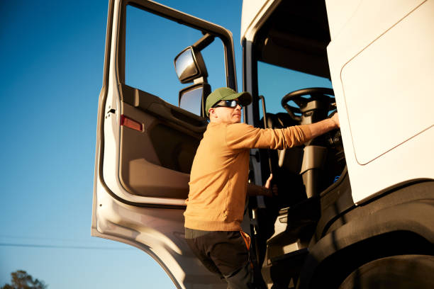 truck driver getting into truck ready to depart - depart imagens e fotografias de stock