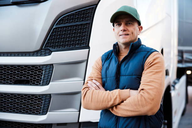 retrato de um motorista de caminhão orgulhoso usando o chapéu de caminhoneiro - semi truck driver pride white - fotografias e filmes do acervo