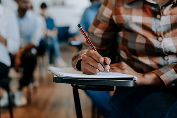 schreiben für erwachsene im klassenzimmer - black pencil stock-fotos und bilder