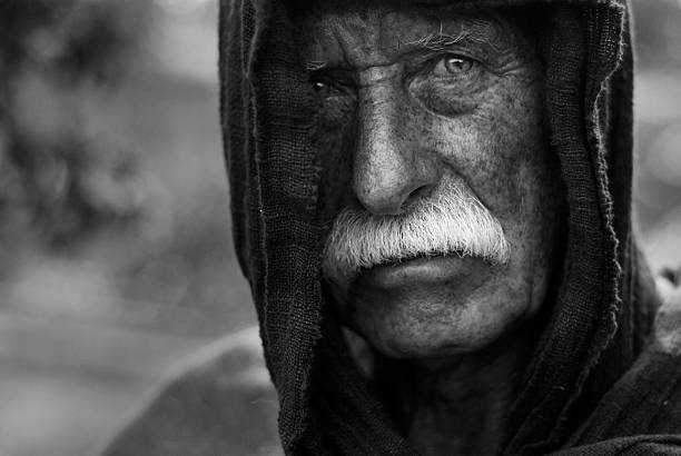 sem-abrigo, terceira idade - portrait black and white senior men wisdom imagens e fotografias de stock